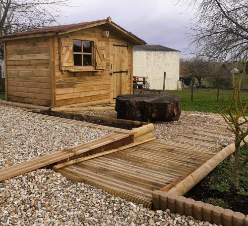 Realisation-Cabanon-de-jardin-bordure-rondin-3-L