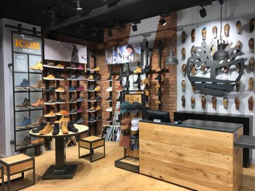 Realisation-Parquet-chene-massif-magasin-chaussure