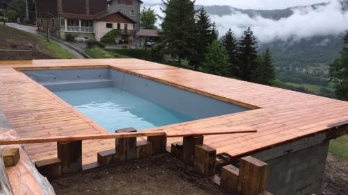 Realisation-Terrasse-meleze-piscine-montagne-nuage